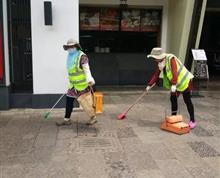 *城市洁净的使者。俩位城市清洁工都是55岁以上的老大婶，她们不停地环视和巡走在自己的责任区域，及时清扫地上的散落物，看到她们如此执着地重复做着看似简单的事，内心崇敬之情油然而生。”