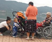一家四代人，滇池大坝赏风景。家有一老是个宝，敬老爱幼都称好（8月5日傍晚摄于滇池大坝）。”