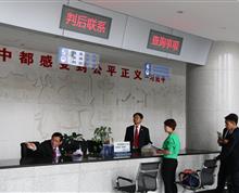 5月4日，全国法院登记立案第一天。图为曲靖市中级人民法院时任党组书记、院长李雪松坐守诉讼服务大厅咨询服务窗口，为当事人和来访人员解答涉诉事宜。”
