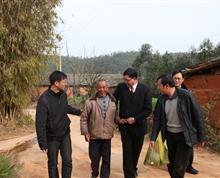 桂希俊副院长走访慰问联系户    （作者：马龙县人民法院  钱林）”