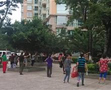广场舞是人民群众创造的舞蹈，是专属于人民群众的舞蹈，通过这种艺术形式，既娱乐了身心，也锻炼了身体，老年人也得到了一种寄托，真正跳出了社会主义核心价值观。”