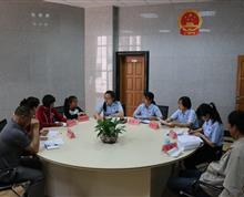 2013年3月8日上午，曲靖市中级人民法院资深女法官到曲靖市珠江源广场现场为群众提供法律咨询。
”