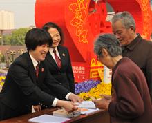 2013年3月8日上午，曲靖市中级人民法院资深女法官到曲靖市珠江源广场现场为群众提供法律咨询。”