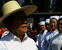 “草帽”书记，心系灾区”