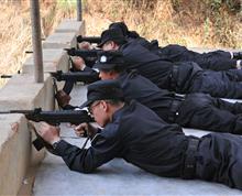 2014年3月曲靖市中级法院法警支队进行步枪射击训练”