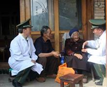 巩固党的群众路线教育实践活动成果转化，践行“三严三实”、“忠诚干净担当”，解决联系服务群众最后一公里问题。图为医生为龙陵县龙新乡绕廊村百岁老人李文弟免费诊治白内障。”