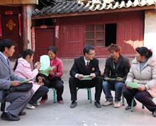 彝家小寨，围坐在一起，听法官现场普法。法治不断进步，人民群众的司法需求不断提高。新时期的法官，就是要弘扬社会主义核心价值观，除了能在审判台明断是非，也要走到群众中间，用群众听得懂的语言宣讲法律，弘扬法治，做法治中国梦的践行者、传播者。”