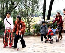 昆明大观公园，一个尊老爱幼的生动画面令人感动。尊老爱幼是我们中华民族的传统美德，应予以传承和弘扬！”