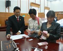 农民工喜领工资     27名农民工在提供了劳务后却没能拿到应得的“辛苦钱”，于是将用工方告上法庭，经承办法官——云南省最美基层干部、全国法院办案标兵施绍宏的多方努力，该批案件从立案、调解再到案款的兑付仅用了二个多月。2015年4月10日，峨山县法院向这27名农民工兑付案款共计175100元。农民工许绍军在领到40000元工资后不无兴奋地说：“感谢法院！感谢法官！！””