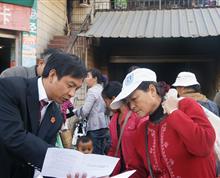 普法接地气，惠民零距离  镇康县人民法院利用街天村民赶集人较多这一有利时机，适时组织干警携带法律法规小册子、法制宣传单和宣传展板，驱车前往所辖各乡镇开展法制宣传活动，大力弘扬法治精神，不断提高辖区群众的法律素质和社会法制化管理水平，努力为新农村建设营造良好的法治氛围。”