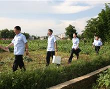 一条乡间小路，四个身影，下到乡村，走进群众，开启一场正义的审判。”