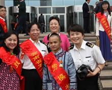 【喜悦—与世界拳击冠军熊朝忠合影】昆明海关隶属机场海关 蔡运田 
”