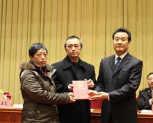 【云南省副省长高树勋颁发烈士证书】昆明海关政工办 王达众 ：海关总署隆重举行“追授李顺麒同志荣誉称号暨先进事迹报告大会””