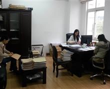 耐心点吧，看着种子长成大树----当梦想照进现实，他们面对的则是日复一日的重复和琐碎。收入低、责任重、压力大，很多司法工作者基本没有时间去体尝法律赋予我们思考的快乐。梦想在一次次怀疑和误解中几乎被燃烧殆尽，有的人选择了离去，去另一片天空下寻找自己的梦想，我们衷心的祝福他们。而依然选择坚守的，会将这个梦想融入一份情怀，一份司法为民的情怀。将每个陷入纠纷的普通人，更快更好的送回原本的生活。在那里，没有传票，没有法庭，没有判决，只有蓝天、阳光和孩子纯真的笑脸。在那里，法院和司法工作者犹如空气般的存在，呵护着每一个简单而美好的梦想。我想，这就是司法工作者这份职业的快乐之所在，价值之所在。”