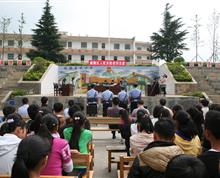 法庭进校园——多年来，麒麟区法院坚持开展多种形式的送法进校园活动。针对在办案中发现一些学校近年来屡屡发生在校学生打架斗殴的校园伤害事件和未成年在校学生参与抢劫犯罪事件，为对在校学生进行法制宣传教育，以案释法宣传法律知识，从源头上遏制住违法犯罪现象的发生，将刑事案件的庭审现场搬到了东山镇二中，以真实的庭审给该校的2000余名学生上了一堂生动的法制教育课。”