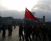 《用行走致敬抗战70周年》单位：麒麟区人民法院 作者 徐飞 说明：激情金秋，红色九月，在全国上下纪念抗日战争胜利70周年活动高潮的日子里，曲靖徒步爱好者以自己的方式致敬抗战胜利70周年，用脚步感知幸福，用汗水祭奠先烈。”