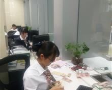 营业大厅的卷帘门已悄然落下，她们还在神情专注的坚守，时而敲击键盘，时而整理现金，时间在一分一分过去，10分、20分、30分……这样的场景不是第一次，也不是第二次，更不是最后一次，对于她们来说已是家常便饭，但却从无怨言。她们没有豪言壮语，有的是那份真诚与守护，她们没有惊人的业绩，有的是那份信合精神。
宜良县农村信用合作联社：董文富  电话 13888505616”