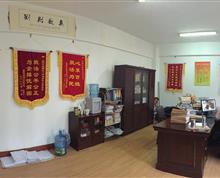 无声的荣誉与忙碌的背影。”