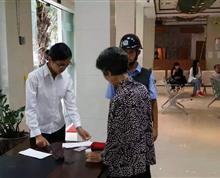 珠宝路分社大堂细心为老年人讲解业务办理手续”