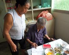 2015年8月2日，城子巷姐村民小组李大爹因患股骨坏死，行动不便，但又急需用钱，所以委托其妻子到该社办理存折密码忘记挂失业务。按照制度规定，存折密码忘记挂失需本人亲自办理。当该社工作人员了解到李大爷因病不能下床的情况后，启动紧急情况服务预案，城子信用社主任彭文清听到后主动提出上门为李大爷办理。这叫作“敬业”。”