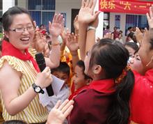 中国医学论坛报社、云南妇女儿童发展中心、瑞丽市妇联在瑞丽市边防第一小学开展“六.一”儿童活动，图为中国医学论坛报社志愿者组织儿童开展活动。”