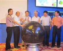 “营改增”试点工作在云南省铺开以来，全省国税人凝心聚力踏石留印，统筹兼顾抓铁有痕，取得了2013年8月1日“1+7”行业、2014年1月1日铁路运输业和邮政业、6月1电信业“营改增”战役的三战三捷。图为2013年8月1日零时，全省“营改增”零点启动仪式举行，云南省政府、国家税务总局、省财政厅、省国税局、省地税局领导宣布云南省“营改增”正式启动。随后，全省16个州、市的部分基层税务机关逐项开展了发票开具、发票代开、税款征收、税款入库、认证报税等业务操作。”