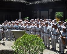 访红军长征柯渡纪念馆，着军装庄严重温入党誓词--2015年，是中央红军过境云南80周年、中国共产党建党94周年。中共云南省畜牧兽医科学院党委组织全体在职党员前往寻甸柯渡红军长征纪念馆，瞻仰毛泽东等革命伟人途径柯渡旧址，重温入党誓词，缅怀先烈。”
