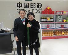 邮政用心服务，客户竖起大拇指，邮政员工践行“爱国、敬业、诚信、友善”核心价值观。”
