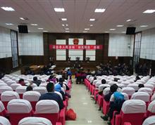 名称：《观摩同行》作者单位：麒麟区人民法院，作者：徐飞。
说明 ：霍姆林斯基说：“有激情的课堂，能够使学生带着一种高涨的活动的情绪从事学习和思考，高效的课堂需要师生焕发生命的激情，才能点燃心灵的圣火、拨动的琴弦，因为只有激情才能有创造，才能使教诲永远具有探究的魅力”。基层法院的审判是法律人用国家法律演绎的激情，虽审判风格各异，审判思维各有所长，我们可以学其长处，而避其短处，从而光大国法。”