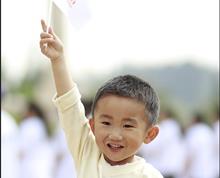 图片标题：旅行，一定要从娃娃抓起！
作    者：黄林武（网名：黄大象）
联系电话：0871-64608323  13808757201
单位职务：云南省旅游发展委员会市场开发处处长
拍摄时间：某年5.19“中国旅游日”
拍摄地点：昆明世博园
图片说明：
古人说：读万卷书，不如行万里路！可见旅行的重要性，旅行可以开阔视野、修身养性，旅行是人生最好的学校。现在，随着国民可支配收入的增长，旅行已经成国中国人的新常态，出国旅行也已经是家常便饭。可是，国人在旅行途中表现出了各种各样的问题，除了国民素质有待提高外，对旅行意义的认识偏差才是根本原因。旅行不是吃喝玩乐，旅行不全是购物，旅行不是去找茬……
旅行，一定要从娃娃抓起！要让我们祖国的未来明白旅行的真正意义……
”
