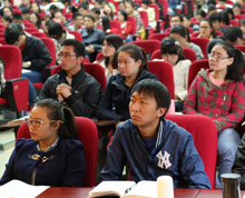 2014年10月26日至12月9日，云南省国税局举办全省国税系统2014年新录用公务员初任培训，来自全省16个州市局的新招录人员及军队转业干部共293名学员参加了学习培训。通过学习培训，新录用公务员进一步了解熟悉了税收工作和云南国税发展历程，提高了政治业务素质和岗位适应能力，实现了学历与入职转化、入职与从税融入、从税与人生联系的目的，为在今后的职业生涯画卷上谱写精彩人生篇章奠定了坚实基础。”