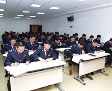 2015年4月19日至25日，云南省国税系统县（市、区）局长进修班在云南省税务干部学校成功举办，全省共131名县（市、区）局长参加了学习培训。培训班聘请省内外有关知名学者和省局领导、省局有关业务处室领导及业务骨干，为学员讲授经济形势与税制改革、依法行政、政策业务，以及“金税三期”上线重点工作等专题。培训结束时，按照“凡训必考”的要求，采取集中、统一的方式进行结业考试，进一步巩固和检验学习培训成果。”
