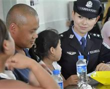 在中秋佳节来临之际，文山监狱举办亲情帮教活动。座谈会上，我与服刑人员张某的家属开展了“一对一”沟通交流，向张某的妻子介绍了他的改造表现，让她了解张某在监狱的情况。张某的妻子对于监狱在中秋节举办的这次活动非常感动，她说：“以前只能隔着玻璃探望，现在能坐在一起吃水果、聊家常，就像在家里一样。”为了让他们过个真正的“团圆节”，我们还准备了月饼、瓜果等食品，让他们体会到家庭的温暖，感受到亲情的珍贵。”