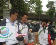 2010年云南大旱时，昆明市部分高中学生发起了“高中联盟抗旱爱心募捐”活动，这是我在现场拍到的学生捐款。”