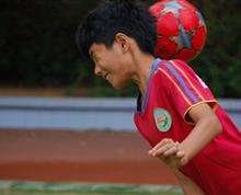 楚雄市鹿城小学校园足球如火如荼进行，鹿城小学多次拿到国家级青少年足球比赛名次，中国教育报足球西部行，专门到楚雄鹿城小学采访，并有3位同学被杭州绿城俱乐部选拔到青少年队，进行专业足球训练，为中国的足球崛起做出贡献”