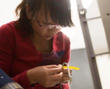      国税信息化中最为核心和难度最高的小型机日常维护工作，通常都是由精力旺盛的男同志担当。而在云南国税，信息中心的巾帼英雄——林仙，却用她瘦弱的肩膀一肩挑起了这最为繁杂、艰苦的工作。
     为了确保小型机能够在凌晨恢复使用，保证我省国税“金税三期”硬件资源保障到位，林仙坚守在硬件资源保障工作的第一线，认真细致的梳理着小型机后面的80多根光纤线，彻夜未眠，直到所有工作顺利完成。”