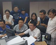 齐心协力 勇克难关
根据国家税务总局的安排，云南省国税局被列为2015年第一批“金税三期工程（优化版）”上线单位，为保证系统能按时上线，并为纳税人提供一套稳定、高效、便捷的新系统，全省国税干部攻坚克难、度过了一个又一个难忘艰辛的夜晚，此照片拍摄于凌晨3点，“金三”项目组的成员正在仔细、认真的对系统上线前做最后的问题梳理排查，确保系统能够正常上线！”