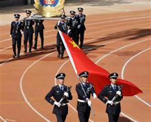 题目：当国歌响起。介绍：庄严的国歌声中，人民警察迈着整齐的步伐进入会场。他们眼神坚定，英姿煞爽。国徽与国歌，国旗与藏蓝色的警服交响呼应，令人振奋。他们是人民的守卫者，是祖国忠诚的卫士，是民族的骄傲！作者：云南省第一女子监狱 宁蕊 联系电话：159-2515-5581
”