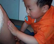 题目：洗脚   介绍：一直认为孩子还小，连他自己的事情都无一不需要家人代劳操心。6月的一个晚上下班回家，觉得太累，就告诉儿子“妈妈太累了，想要洗洗脸脚早点休息，不能陪你出去玩了。你和爸爸一起玩吧!”没想到两岁半的儿子却一本正经的说“好的，我给你洗脸脚，妈妈要乖乖睡觉!不要怕，我会保护妈妈的哦！”并且很认真的给我洗了脚，小大人样的“哄”我睡觉。突然就触动了心底里最温暖的神经：家里的“小朋友”一下就长成“男子汉”了! 
云南省第一女子监狱：吉燕
联系电话:15974815762”