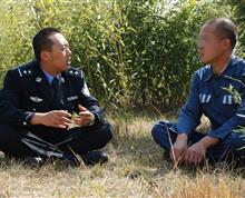   近段时间，我发现服刑人员刘某不积极参加生产劳动，不愿与人交流，精神状态消极。经了解，刘某的奶奶因病去世了，奶奶是刘某唯一的亲人，是他坚持改造的精神寄托。了解情况后，我主动找到刘某，从他的兴趣爱好聊起，询问他的改造情况，谈改造对于他的意义。终于，刘某把压抑在心里的伤痛都说了出来。通过多次个别教育谈话和引导，刘某渐渐走出了失去亲人的阴影，积极投入改造。我想，这就是我作为一名监狱民警，最欣慰的事吧。”