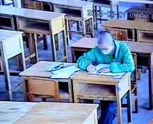 高考是决定孩子人生命运走向的重要时刻；也是一个普通家庭改变命运且受到集体鼓励的机会。2015年高考，为体现服务考生，圆孩子一个大学梦，在医护人员的陪同下，招考部门特事特办、人性化地为一名身患疾病的同学单独设了“一个考场”。”