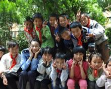 题目：我们在一起。介绍：作为执法机关，云南省第一女子监狱在教育改造好服刑人员的同时，还积极发挥社会职能，与大山深处的晋宁县夕阳乡民族小学结对帮扶，连续4年爱心接力，向学校捐款捐物上万元。生活贫困孩子们只能用知识来改变命运，求学路上有我相伴，我们会一直和你在一起。联系电话：13769145101,作者：胡永菊”