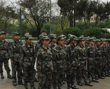 挑战极限 超越自我（初中新生军训）”