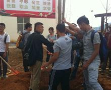 题目：核心价值观之树
中国电建昆明院与小湾水电站移民安置点共同植下常青之树、友谊之树、和谐之树，更是社会主义核心价值观之树！”