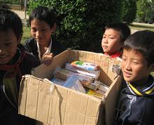 中国电建集团昆明院职工为澜沧县罗捌村小学捐赠图书文具，图为孩子们搬文具时喜悦的笑脸。”