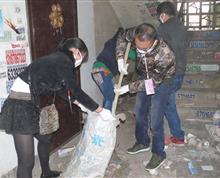 2015年3月5日是第52个全国“学习雷锋纪念日”。为大力弘扬和培育新时代雷锋精神，引导干部职工广泛开展学雷锋志愿服务活动，在云南省地震局直属机关党委的倡导下，全局30余人组成的学雷锋志愿服务队来到官渡区东华社区，开展志愿服务活动。同志们发扬助人为乐的雷锋精神，以饱满的热情投入到活动中，大家不怕苦、不怕累，为社区所辖的东华小区打扫公共区域的卫生，清理堆积已久的垃圾，历时2个多小时，圆满完成了清扫任务，得到了社区同志和小区住户的一致好评。
图片为云南省地震局志愿者清理位于东华小区一栋住宅楼公共区域堆积已久已腐烂变质的垃圾。
”