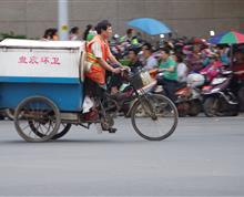 环境守护者--他们是城市环境的守护者，他们是生活秩序的维护者，他们是辛苦劳动的人，他们是艰难生活的人，然而，他们是社会富强文明道路上最不可忽视的功臣！”