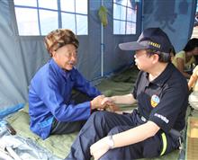 2014年9月7日，云南省昭通市彝良县发生5.9级地震，地震系统现场指挥部宣传组工作人员、中共党员李道贵深入灾民安置点开展地震应急科普宣传。图为李道贵安抚受灾群众，进行心理疏导，讲解地震科普知识。”