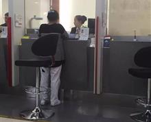 在中国银行，由于工作人员疏忽，取10600元，给了16000元，取了钱的人回来还钱，工作人员才发现，不停的感谢取钱的人/:handclap”