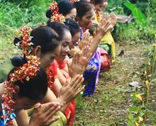 泼水节前，傣家妇女祈祷来年风调雨顺。”